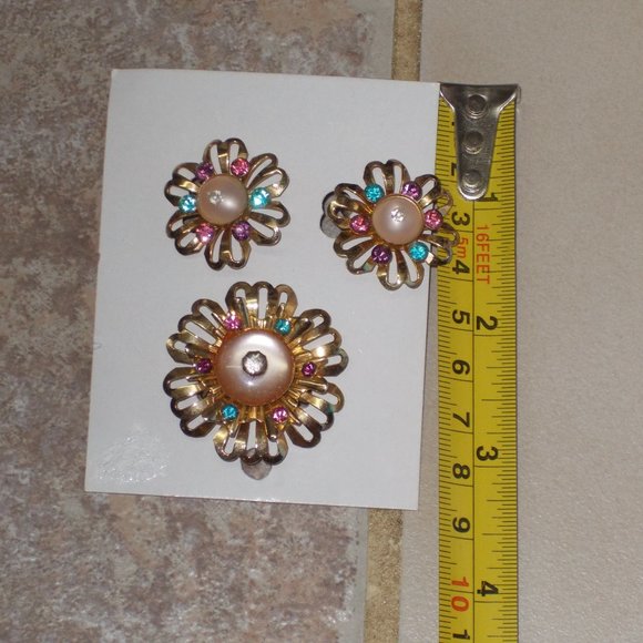 Gorgeous vintage screw on earrings and matching pin - Picture 4 of 5